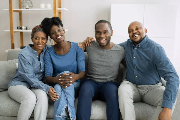 快乐的非洲家庭团聚小组 — 图库照片