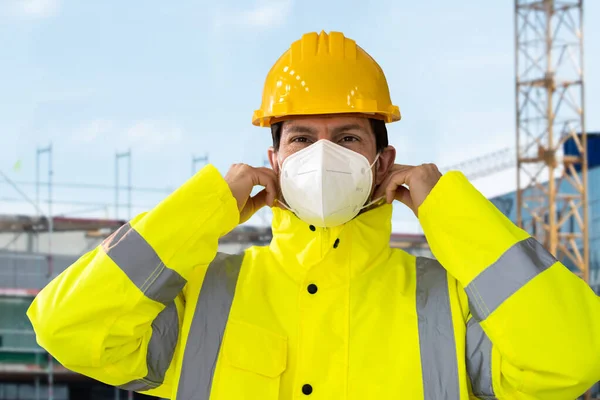 Inżynier Budowlany Noszący Maskę Twarzy Covid Ffp2 — Zdjęcie stockowe