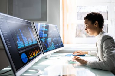 Bilgisayar ekranında KPI Verilerine Bakan Analist Kadınlar