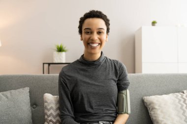 Akıllı Monitör kullanarak kan basıncı kontrolü. Afrikalı Hasta Kadın