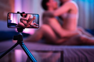 Bir çift kamerada seks yapıyor. Erotik Video ve Pornografi Kaydı