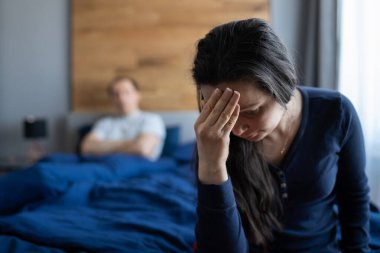 Yatakta Sorunlu Mutsuz Üzgün Stresli Kadınlar