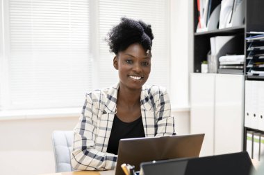 Afrikalı Amerikalı Kendine Güvenen Kadınlar Video Konferansında Gülümsüyor