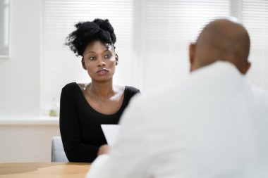 Tıp fakültesindeki Afrikalı Amerikalı Hasta