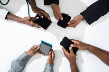Cep telefonu kullanan Afro-Amerikan Aile Çifti