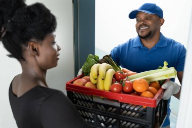 Çevrimiçi Yemek Siparişi. Market Sandığı Olan Afrikalı Adam