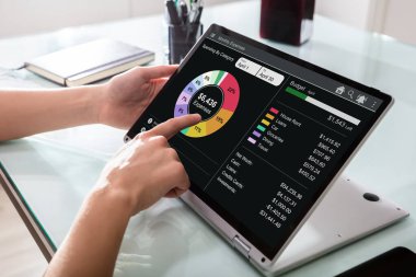 Dizüstü bilgisayarda Para Planlama Bütçe İzleme Uygulaması