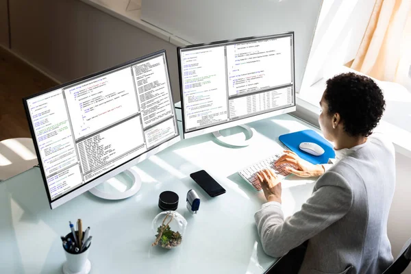 Programador Africano Americano Mulher Codificação Computador — Fotografia de Stock