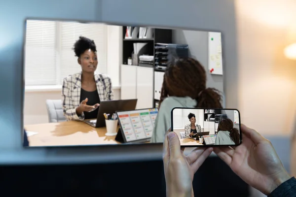 Mujer Viendo Televisión Través Smartphone Streaming Películas — Foto de Stock