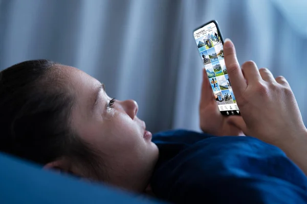 Slapeloze Vrouw Nachts Houden Van Mobiele Telefoon — Stockfoto