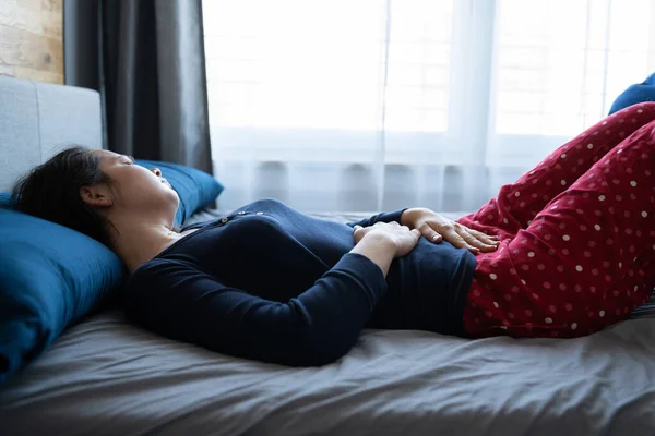 Mujer Con Dolor Estómago Ache Indigestión — Foto de Stock