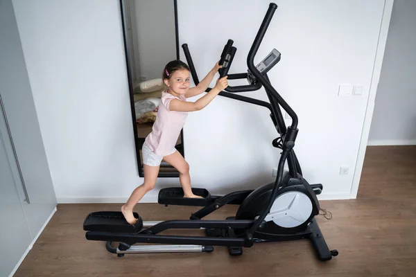 Criança Criança Treinamento Elíptico Cross Trainer — Fotografia de Stock