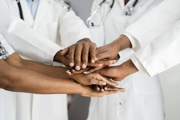 Equipo Médico Afroamericano Manos Pila — Foto de Stock