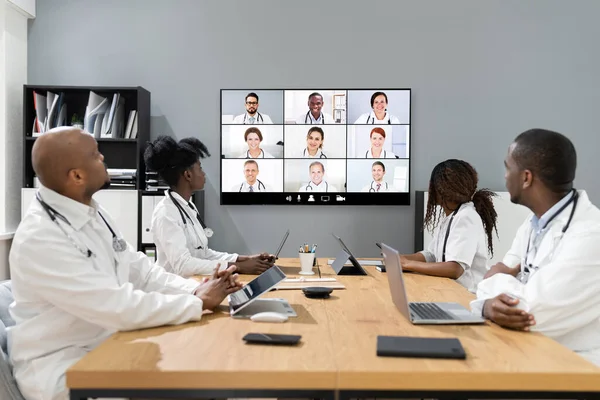 Médico Videoconferencia Médica Línea Con Diverso Equipo Trabajadores Del Hospital — Foto de Stock