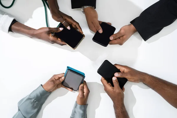 Afro Americano Família Casal Usando Telefone Móvel — Fotografia de Stock