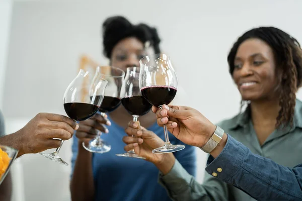 Afrikanische Freunde Stoßen Bei Feier Auf Rotwein — Stockfoto