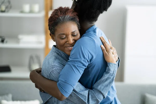 Afrikanisch Teen Support Für Ältere Reife Mutter — Stockfoto