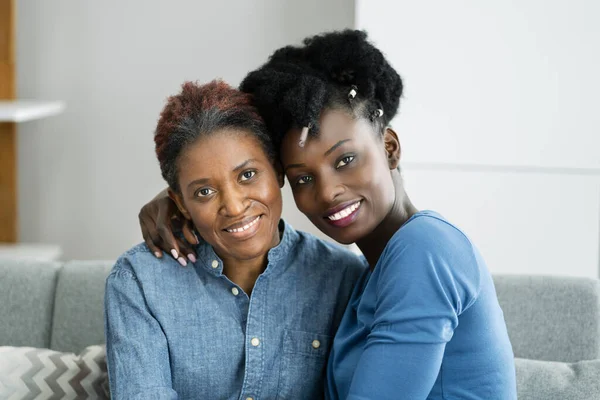 Afrikanisch Teen Support Für Ältere Reife Mutter — Stockfoto