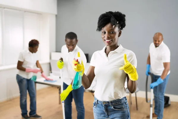 Escritório Limpeza Mulher Porteira Africana Serviços Comerciais — Fotografia de Stock