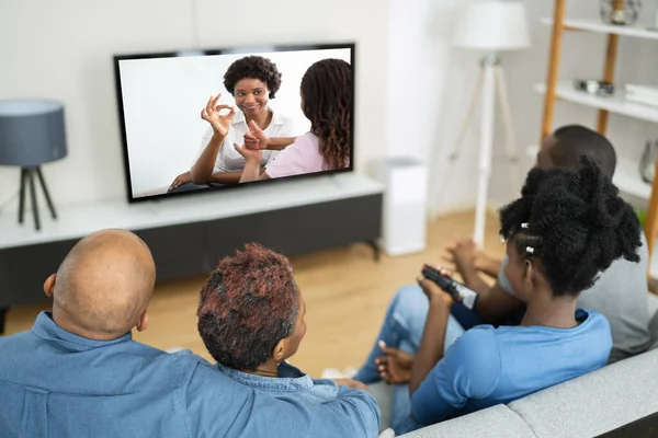 Familia Africana Viendo Película Televisión Televisión — Foto de Stock