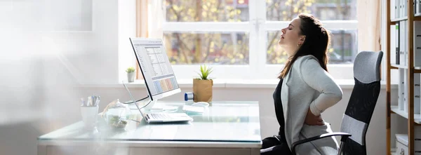 Mauvaise Posture Assis Bureau Avec Mal Dos Dans Chaise — Photo