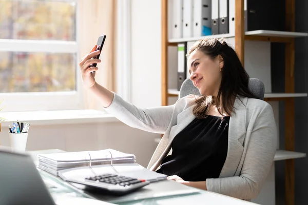 Mujeres Felices Trabajando Computadora Portátil Tomando Fotos — Foto de Stock