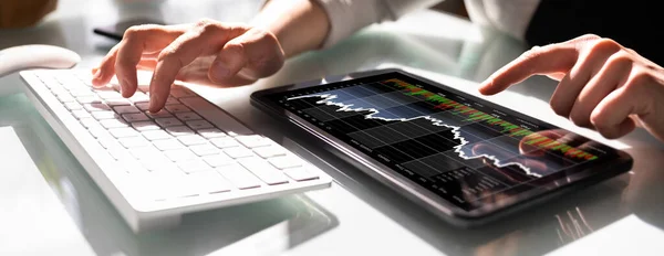Stock Broker Looking Online Market Graph Tablet Computer — Stock fotografie