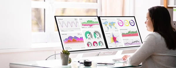 Business Data Analist Met Behulp Van Financial Analytics Dashboard — Stockfoto