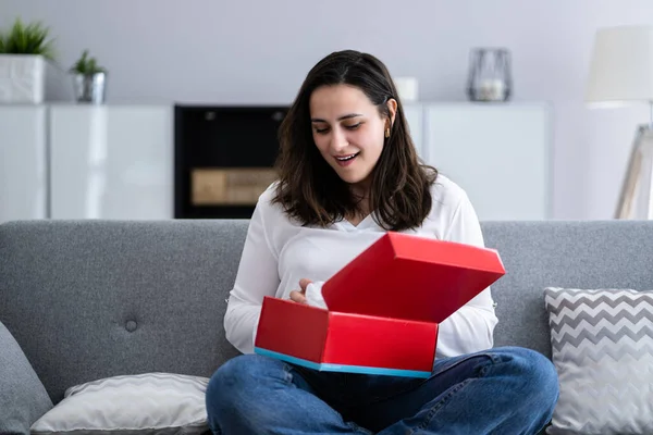 Frau Öffnet Paket Geschenkbox Glückliches Commerce Shopping — Stockfoto