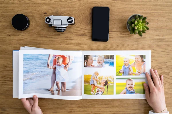 Guardando Guarda Album Fotografico Famiglia Libro Della Memoria — Foto Stock