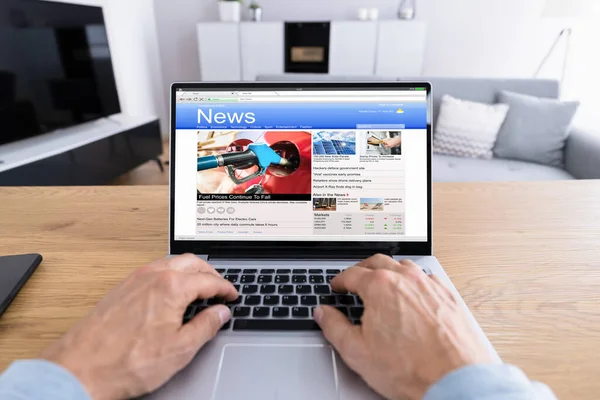 Man Reading News Sito Web Sullo Schermo Del Computer — Foto Stock