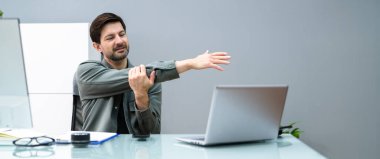 Ofis masasında el germe egzersizi.