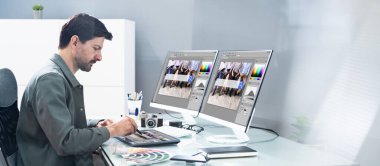 Grafik Fotoğraf Tasarımcısı Bilgisayar Ekranı ve Tablet Kullanıyor