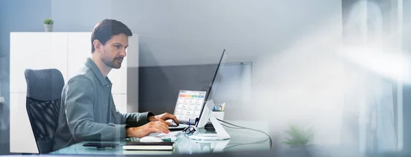 Homem Reunião Treinamento Conferência Virtual Computador — Fotografia de Stock