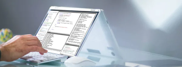 ラップトップを使用してオフィスデスクでプログラマーやコーダー — ストック写真