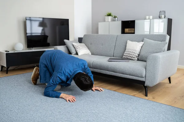 Man Zoek Naar Verloren Sleutels Zoek Naar Iets — Stockfoto