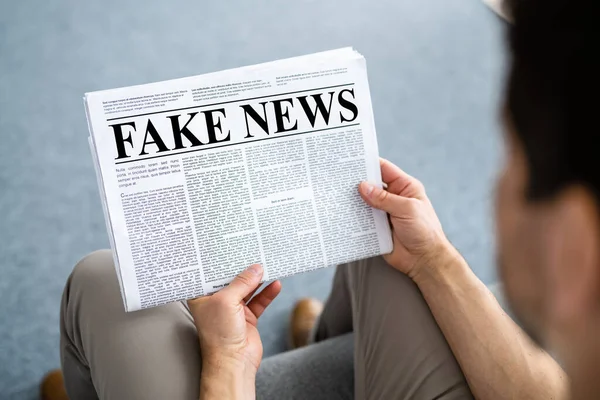 Επιχειρηματίας Ανάγνωση Fake News Άρθρο Σχετικά Εφημερίδα Στο Σαλόνι — Φωτογραφία Αρχείου