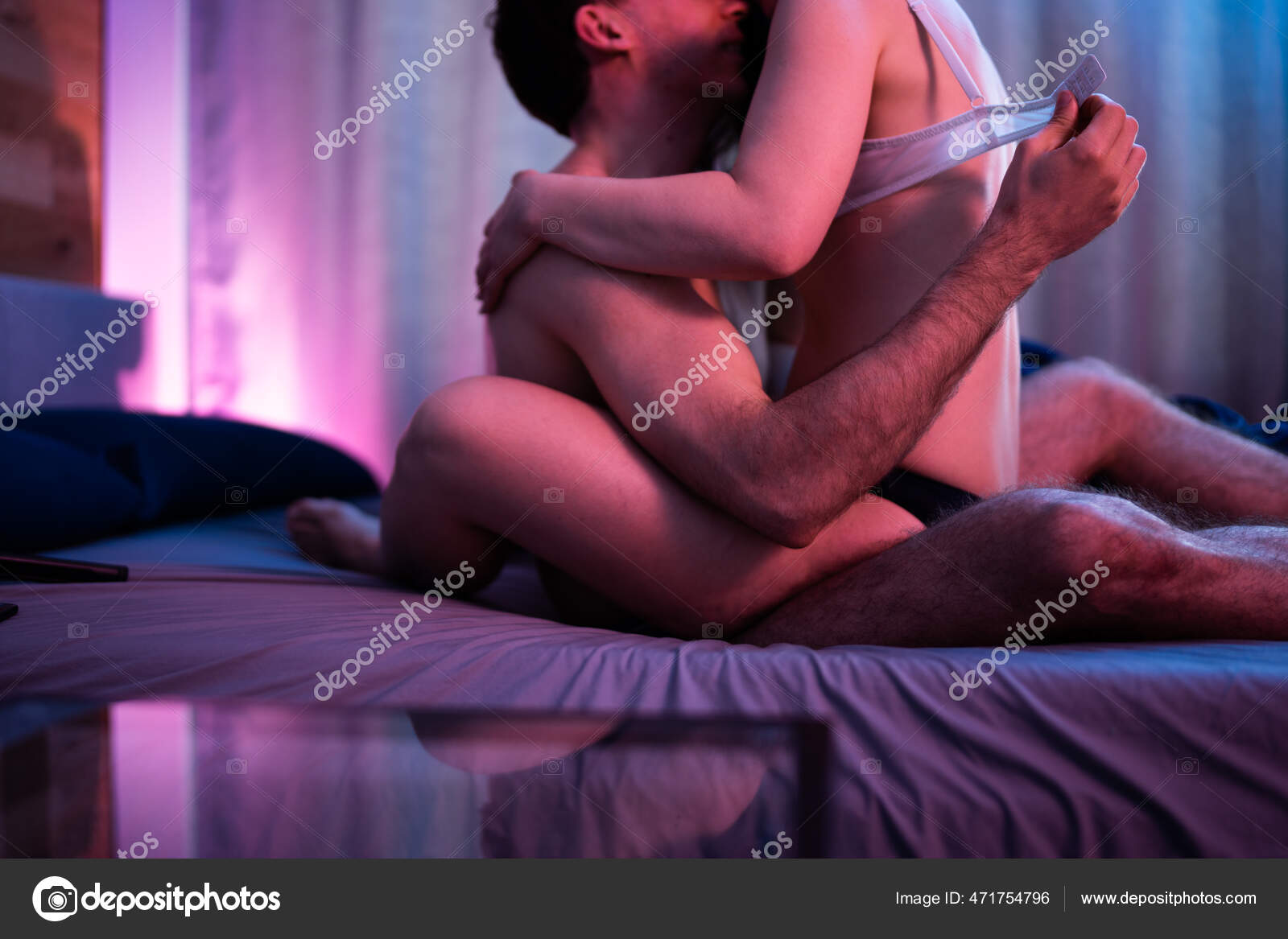 Adultos fazendo sexo