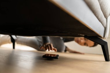 Afrikalı Kadın Koltuğun Altında Kayıp Cep Telefonu Bulundu