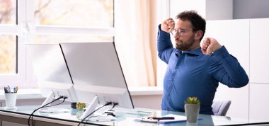 Ofis Masasında Esneme Egzersizi