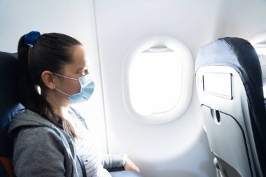 Yüzündeki Kadın Uçak ya da Uçakta Seyahat Ediyor