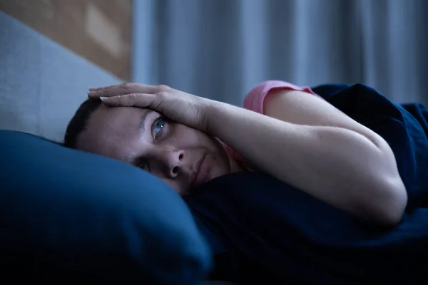 침대에서 불면증을 여인을 깨운다 방해하다 — 스톡 사진