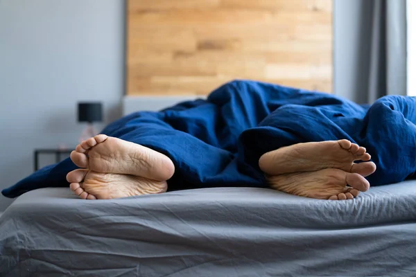 Ongelukkige Boos Scheiding Voeten Slaapkamer Bed — Stockfoto