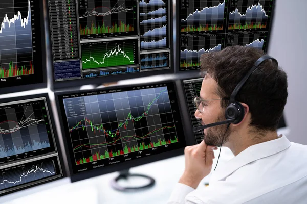 Stock Trader Man Használata Több Számítógép Monitorok — Stock Fotó