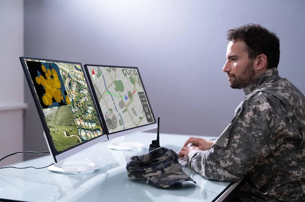军事数据中心使用计算机软件 战争攻击 — 图库照片