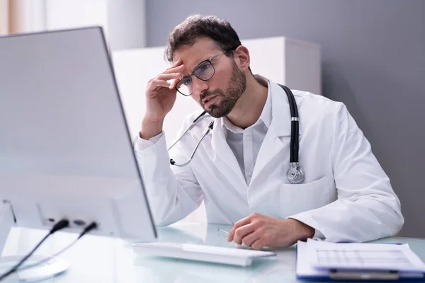 Frustrado Doctor Sobrecargado Trabajo Hospital Mirando Computadora — Foto de Stock