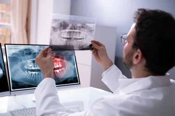 Dentista Radiologista Usando Software Raios Computador Desktop — Fotografia de Stock