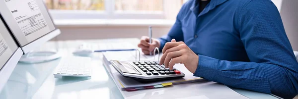 Boekhouder Boekhouder Berekening Van Belasting Factuur Office Computer — Stockfoto