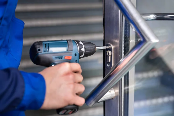 Locksmith Man Repairing Changing Metal Door Lock — Stock Photo, Image