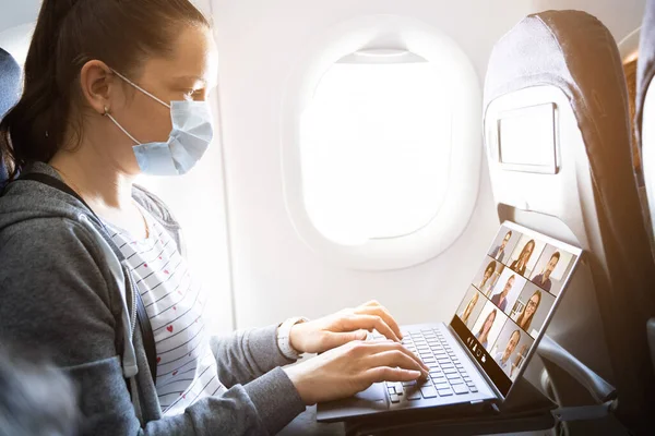 Zakelijke Vlieger Passagier Vliegtuig Met Behulp Van Internet Conference — Stockfoto